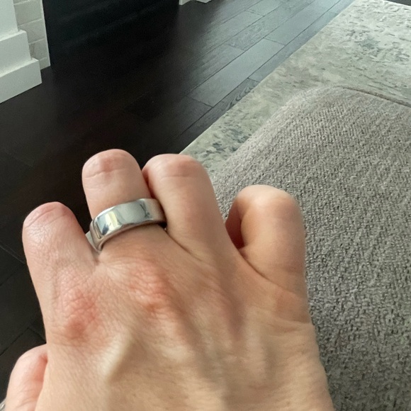 Oura Ring, Gen 3, size 8 - Picture 6 of 11